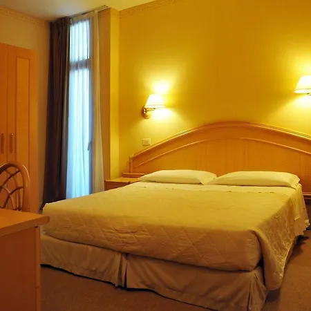 Grand Astoria 호텔