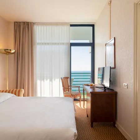 מלון Grand Astoria 4*