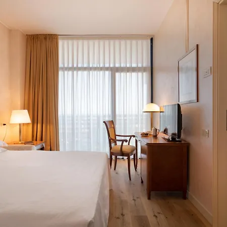 Grand Astoria מלון