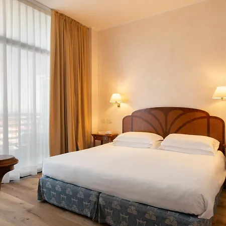 Grand Astoria מלון 4*