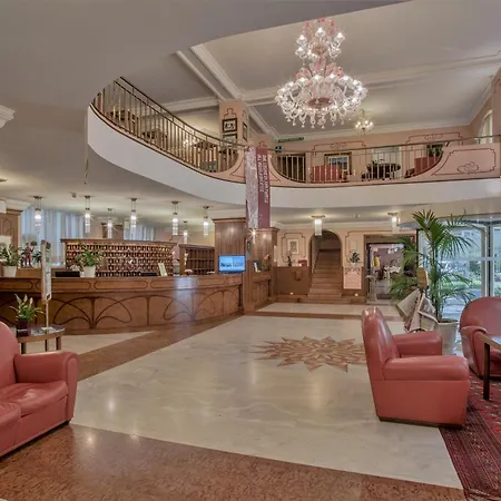 Grand Astoria Hotell 4*