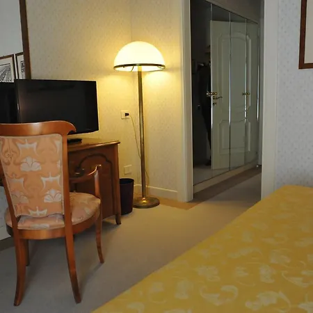 Grand Astoria מלון 4*