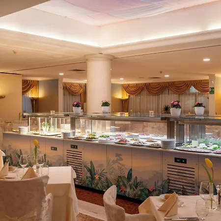 מלון Grand Astoria 4*
