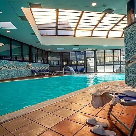 Grand Astoria מלון