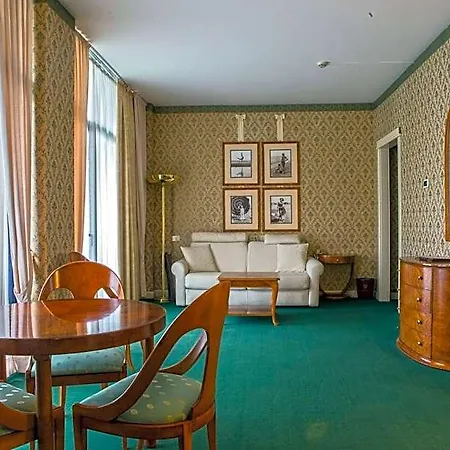 מלון Grand Astoria 4*