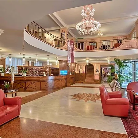 Grand Astoria מלון 4*