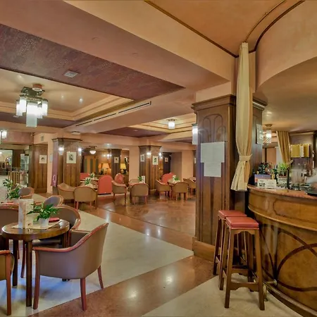 מלון Grand Astoria