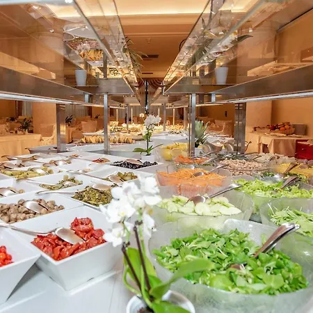 מלון Grand Astoria 4*