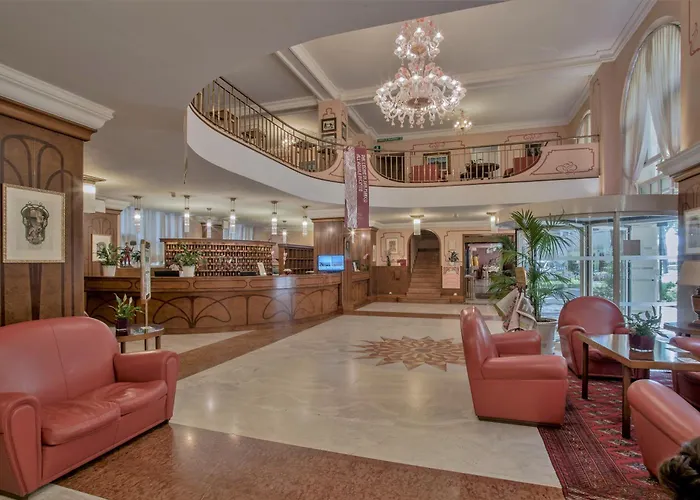 Grand Astoria Hotell 4*