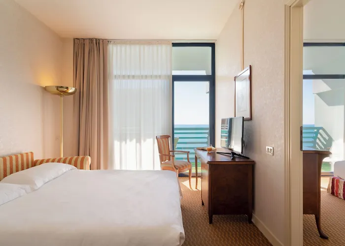 Grand Astoria Hotell 4*